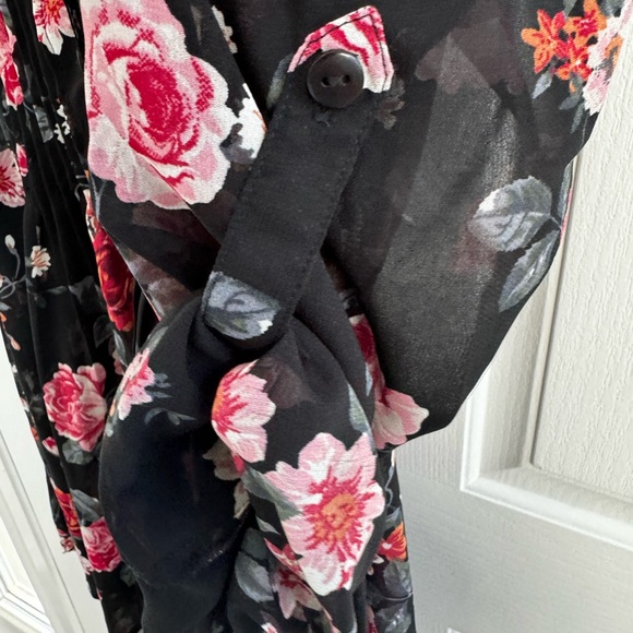 American Rag Cie black floral split neck top - Picture 6 of 8